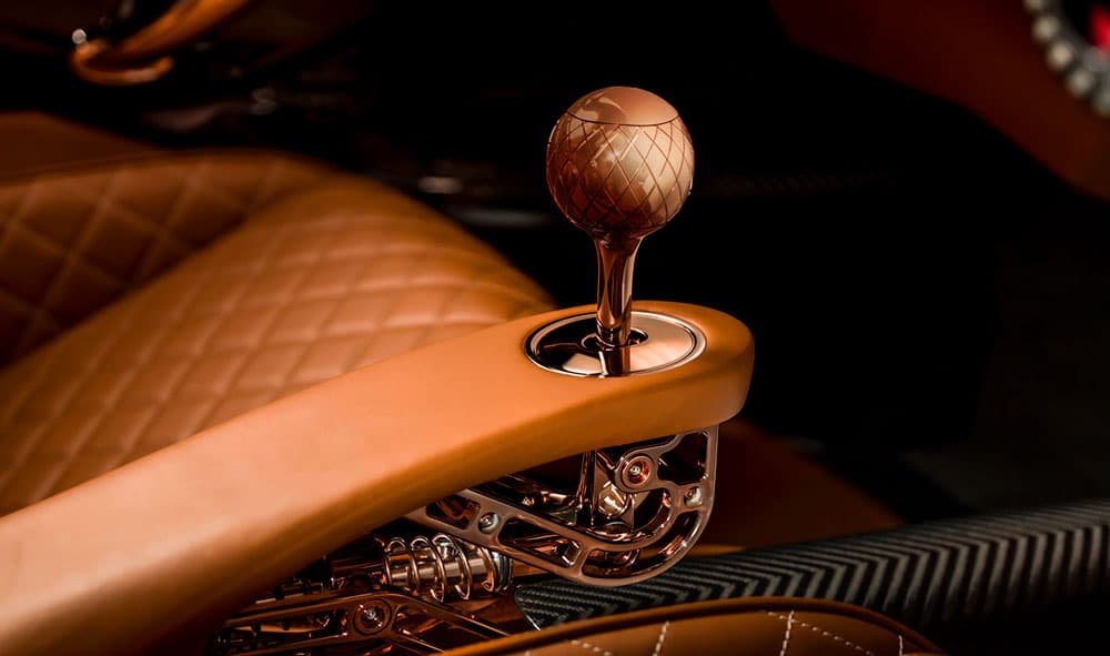 De-Tomaso-P72-Interior-Manual-Shifter