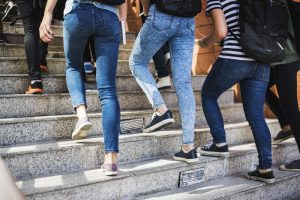 Gente subiendo escaleras